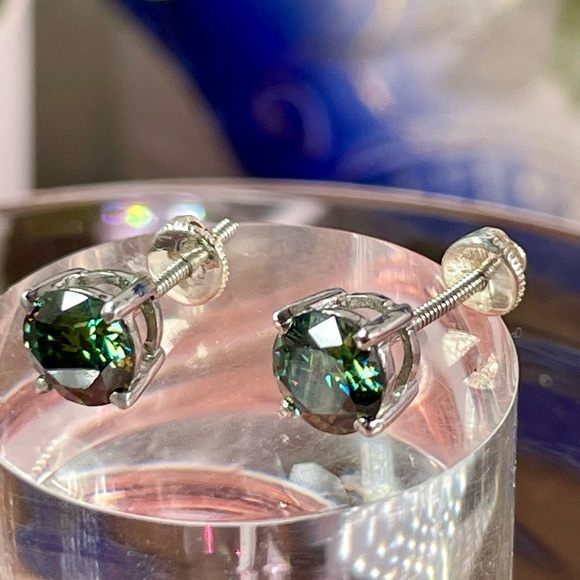2ct Green Diamond studs earrings in 925 Silver. Screw in style. Earth mined - Picture 5 of 13